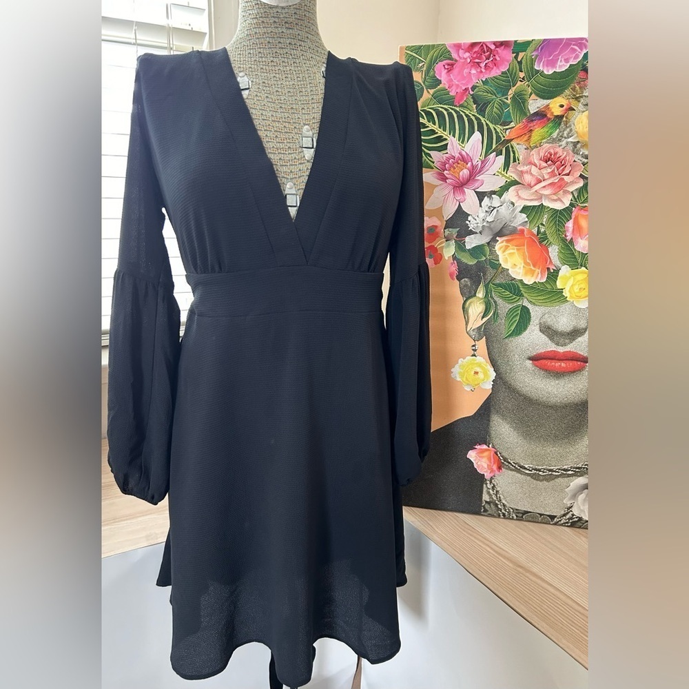 FREE PRESS BLACK A-LINE DRESS. DEEP V FRINT, KEYHOLE BACK, TIE WAIST. Sz. L